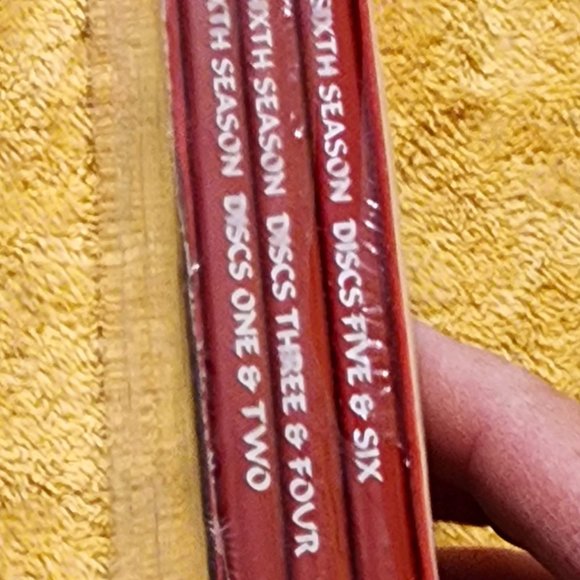 Charmed - The complete 6th season DVD's - Picture 3 of 3